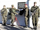 Oberst Eder, l., und Brigadier Gitschthaler enthüllten die Tafel.