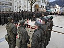 Treuegelöbnis an der Fahne für vier ausgesuchte Rekruten.