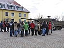 Die Besucher vor einem Kampfpanzer "Leopard" 2A4.