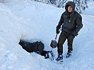 Übernachtet wurde auch in selbstgebauten Schneehöhlen.