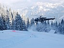 Ein Hubschrauber unterstützte die Soldaten im Gebirge.