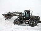 Schwere Pionierfahrzeuge unterstützen die Einsatzkräfte.