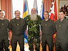 Das österreichische Team mit einem schwedischen Kameraden.