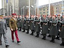 V.l.: General Commenda und General Shirreff beim Empfang in der Stiftskaserne.