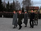 Militärkommandant Hufler, Landeshauptmann Haslauer, Bürgermeister Mailsinger und Oberstleutnant Gann beim Abschreiten der Front.