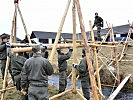 Mit Hilfe von Seilen und Holz wurde ein Steg errichtet.