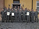 Generalleutnant Schmidseder mit den ausgezeichneten Soldaten.