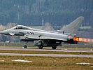 Der Eurofighter startet mit Nachbrenner.