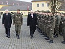 LH-Stellvertreter Franz Hiesl, Brigadier Putz und Bürgermeister Gunter Kastler schreiten die Front ab.