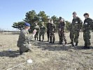 Major Unterrieder erklärt Methoden zum Erkennen und Kennzeichnen von Minen.