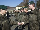 Oberstleutnant Claus Helmhart überreicht die Einsatzmedaillen an die Soldaten des Jägerbataillons OÖ.