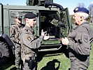 Oberstleutnant Krasznitzer zeigt Generalleutnant Bair, dass das Iveco "LMV"-Fahrzeug bereits mit dem "Combat NG" ausgestattet wurde.