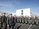 Verteidigungsminister Gerald Klug und Generalstabschef General Othmar Commenda schreiten die Front ab.