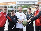 Minister Klug mit Nachwuchskickerinnen des Wiener Sportclub und mit den Rapid-Stars Dominik Starkl und Marcel Sabitzer.