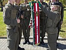 Stellvertretend für alle legten vier Grundwehrdiener ihre Hand an das Feldzeichen.