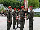 Oberst Nussbaumer übergibt das Feldzeichen seinem Fahnentrupp.