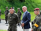 Minister Klug und General Commenda mit Soldaten des Jägerbataillons 25.