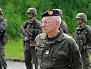 General Othmar Commenda mit Soldaten des Bundesheeres.