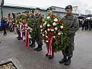 Die Kranzträger vor dem Sakrophag, gefolgt von der Bundesregierung.