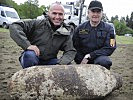 Verteidigungsminister Gerald Klug mit dem Leiter des Entminungsdienstes, Wolfgang Korner.