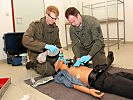 Die Sanitäter üben das Einführen des Larynxtubus.