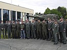 Ehemalige und aktive Soldaten der 2. Kompanie vor dem derzeit eingesetzten Kampfpanzer "Leopard" 2A4.