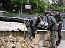 ...Soldaten des Bundesheeres der Bevölkerung gegen die Wassermassen.