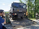 Die Bailey-Brücke wird auf ihre Belastbarkeit getestet.