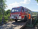 Die Freiwillige Feuerwehr rollt über die von den Baupionieren errichtete Brücke.