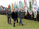 Minister Klug, Landesrätin Vollath, Brigadier Wörgötter und Bürgermeister Weber beim Abschreiten der Front.