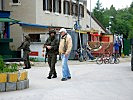 Soldaten in der fiktiven Übungsstadt. Rollenspieler stellten die Bewohner dar.