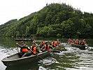 Evakuierung von Personen über Wasser.