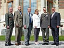 Ulrike Baumgartner-Gabitzer, m., und Generalmajor Pernsteiner, 2.v.r., besuchten die Lehrlinge in Reichenau.