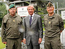 Brigadier Hufler, Landeshauptmann Haslauer und Oberst Staudacher vor einer von vielen Zutrittskontrollen.