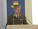 Der Leiter der Trilateralen Vorschriftenkooperation, Brigadier Markus Koller, bei der Begrüßung und Darstellung des österreichischen Vorschriftenwesens.