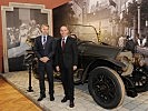 Minister Klug, r., und Direktor Ortner vor jenem Automobil, in dem Franz Ferdinand angeschossen wurde.