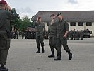 Brigadier Wörgötter und Oberst Kraßnitzer beim Abschreiten der Front.