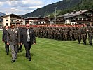 Beim Abschreiten der Front: Gaßner, Hufler, Obermoser, Bacher, v.l.