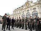 Der Wiener Militärkommandant Brigadier Wagner, Landtagspräsident Kopietz und Minister Klug schreiten die Front ab. (v.l.)