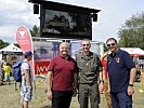 V.l.: Landtagspräsident Harry Kopietz, Militärkommandant Brigadier Kurt Wagner, Wolfgang Kastel, Geschäftsführer der Helfer Wiens.