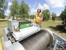 Der Seilwindenführer erhält die Kommandos zur Steuerung der Seilbahn per Funk.