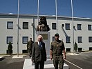 Prof. Walter Lehner und Oberstleutnant Erkinger vor der Montecuccolibüste.