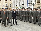 Der Bundesminister schreitet mit der Abordnung die Front ab.