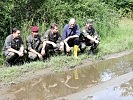 V.r.: Gerald Malle und Klaus Krainer erklären dem Kraftfahrpersonal die Lage vor Ort.