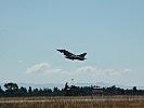 Eine Maschine startet von der italienischen Airbase.