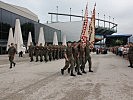 Militärmusik Vorarlberg, Fahnentrupp und Ehrenkompanie vor dem Festspielhaus.