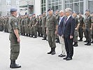 Bei der Meldung: Bundeskanzler Faymann, Verteidigungsminister Klug, Generalleutnant Bair, v.r.