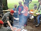 Das Essen selber grillen und am Lagerfeuer gemütlich beisammensitzen.