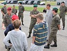 Brigadier Gitschthaler, l., und Oberst Khom zu Besuch in Glainach.