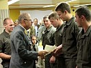 Heinz Hufler überreicht den Soldaten die Dankesurkunde.